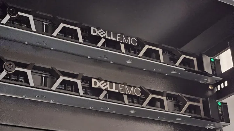 Servidores Dell EMC instalados no rack da central